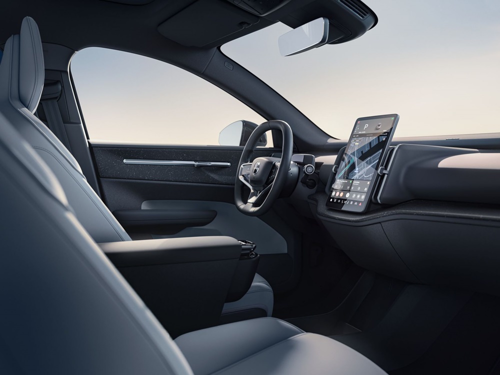 Интерьер Volvo EX30 Cross Country 2026 с современным дизайном и сенсорным экраном