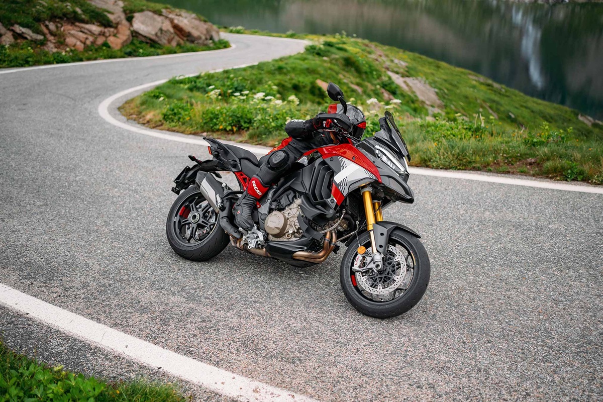 Мотоцикл Ducati Multistrada V4 S едет по живописному шоссе, демонстрируя комфорт и динамику в дальних путешествиях
