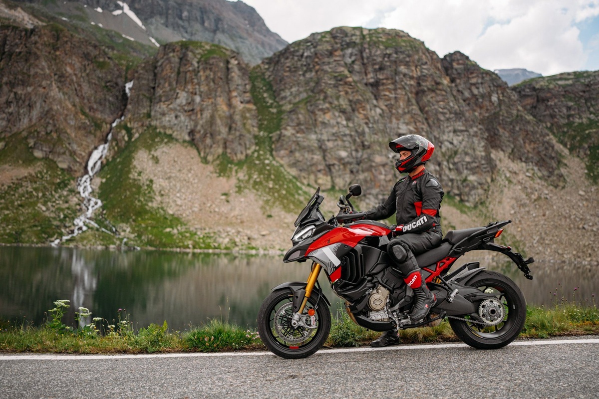 Ducati Multistrada V4 S преодолевает грунтовую дорогу, показывая внедорожные возможности мотоцикла