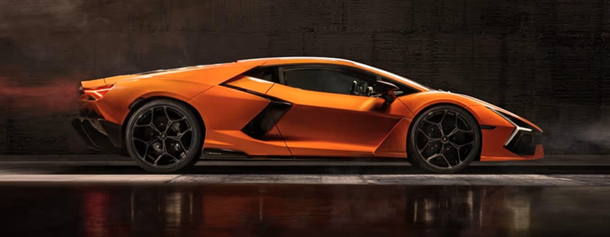 Lamborghini Revuelto 2025 — гибридный суперкар с V12, вид сбоку 