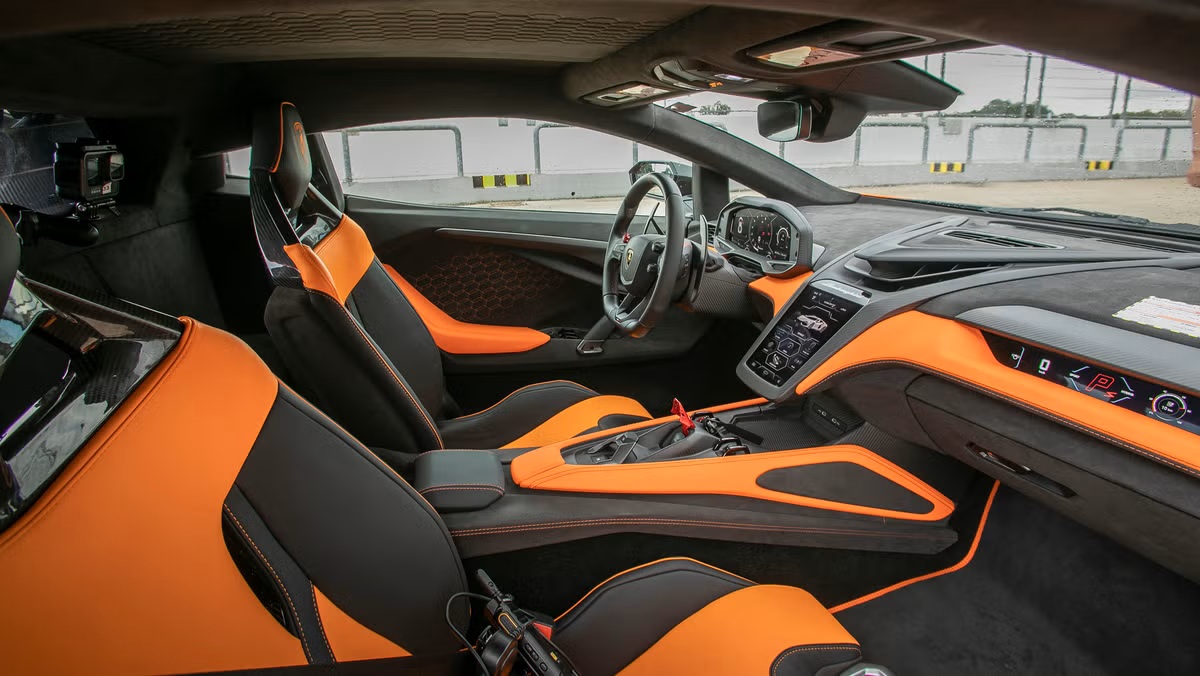 Интерьер Lamborghini Revuelto 2025 — цифровая панель и спортивный кокпит